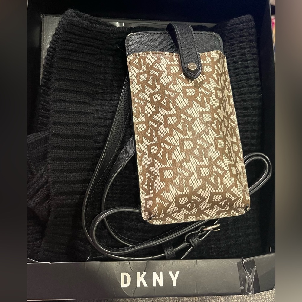 NWT DKNY 2pc Gift Set w/ Phone Holder Crossbody & Black Acrylic Yarn Scarf